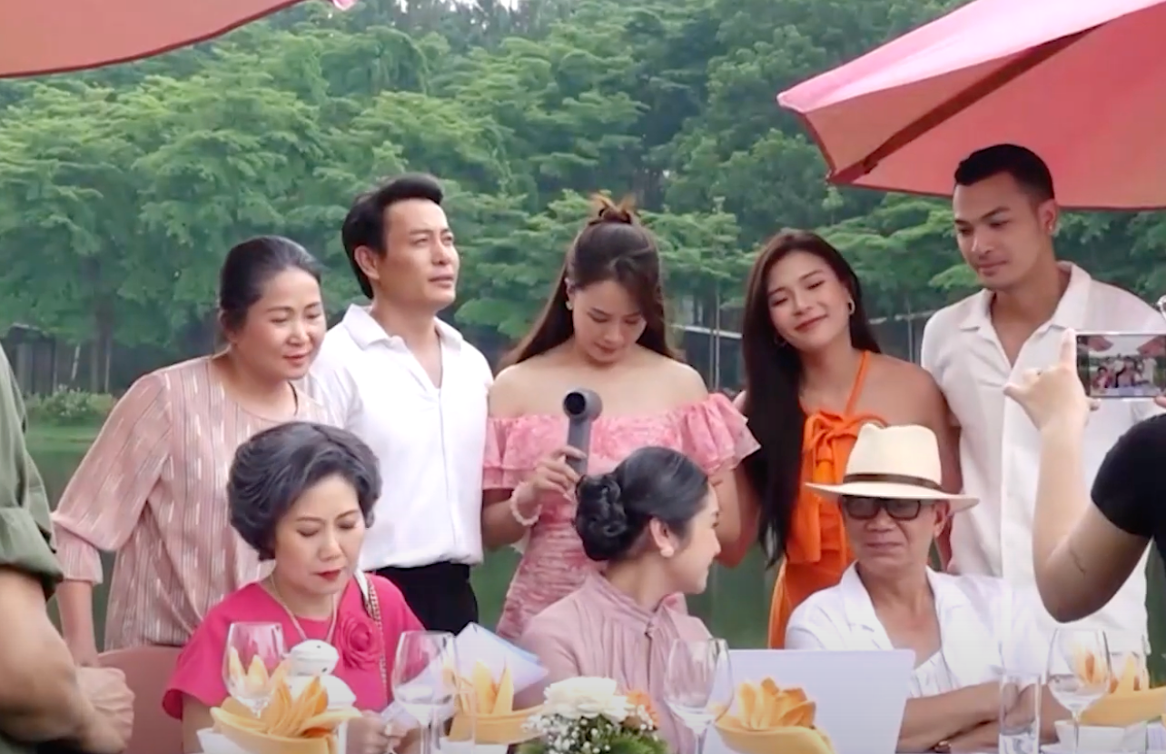 Trải qua bao khó khăn, đau khổ trong cuộc sống, các nhân vật từng bước tìm cho mình niềm vui, hạnh phúc.