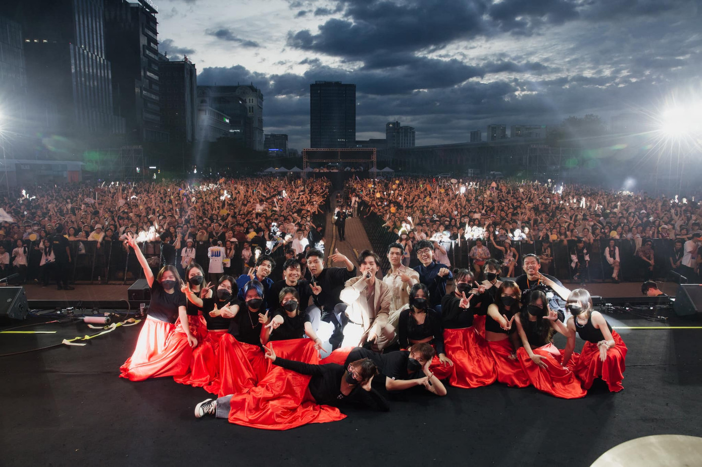 Việc tăng thuế VAT khiến giá vé vào cửa các chương trình tăng lên. Việc tăng thuế VAT khiến giá vé vào cửa các chương trình tăng lên.