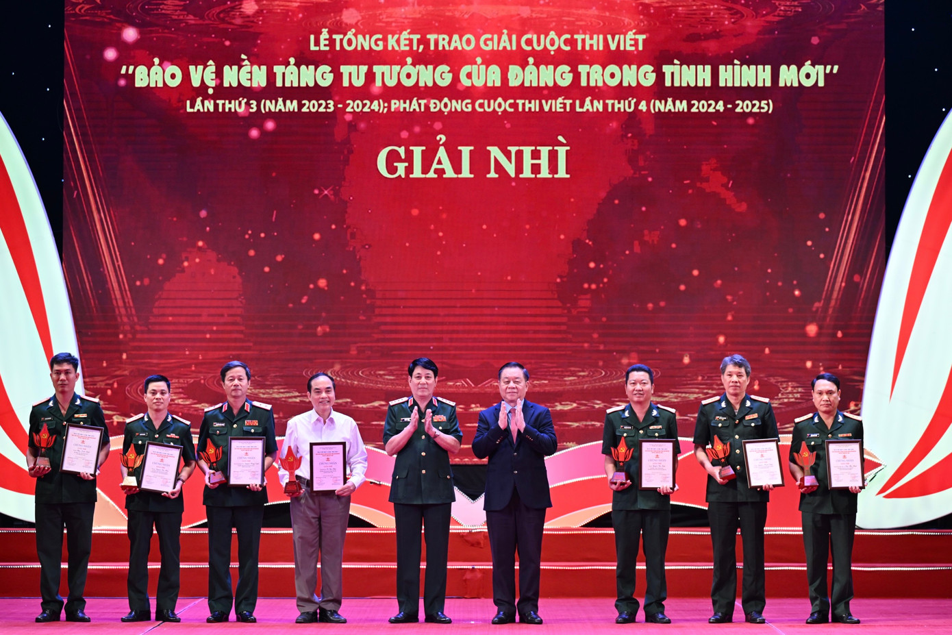 Đại tướng Lương Cường, Ủy viên Bộ Chính trị, Chủ nhiệm Tổng cục Chính trị Quân đội nhân dân Việt Nam và ông Nguyễn Trọng Nghĩa, Bí thư Trung ương Đảng, Trưởng Ban Tuyên giáo Trung ương trao giải cho các tác giả đoạt giải Nhì