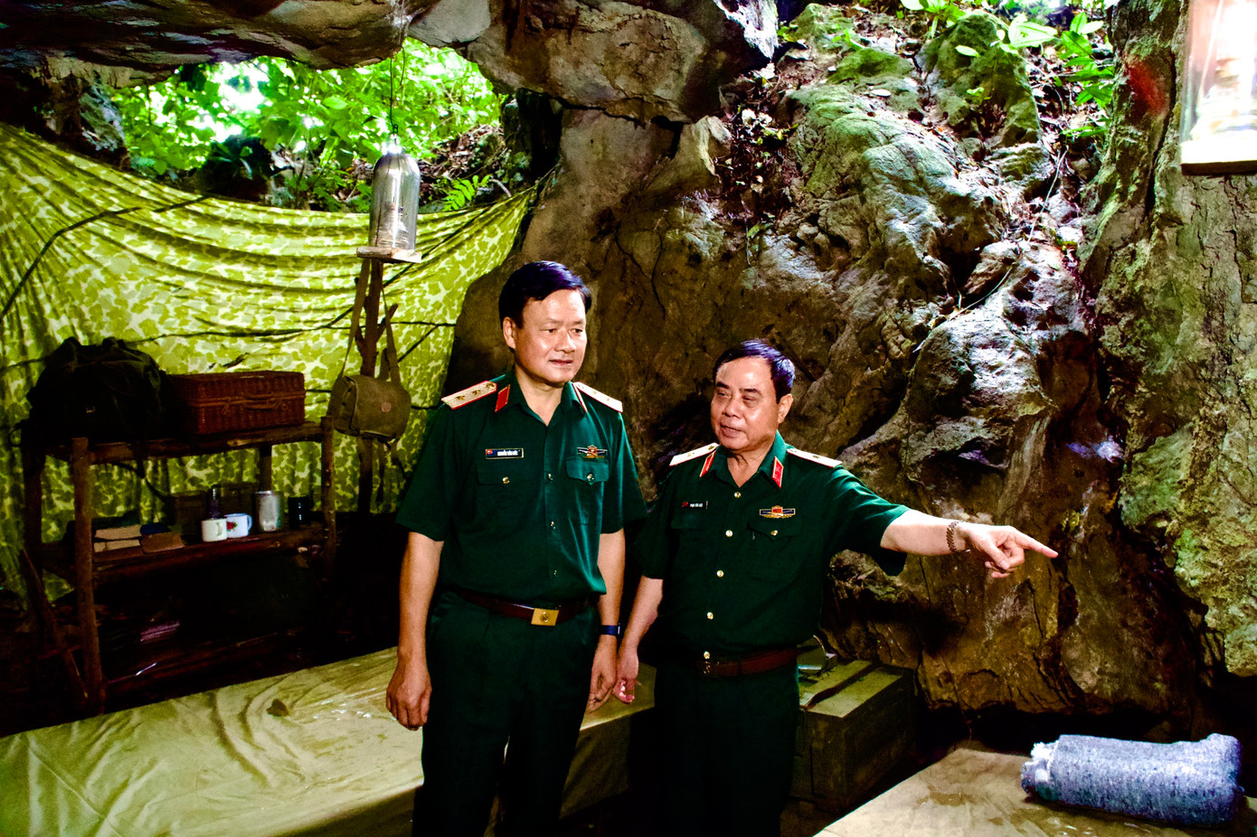 Người đứng đầu Cục Tuyên huấn, Tổng cục Chính trị QĐND Việt Nam và đại diện tổ tư vấn phim thẩm định bối cảnh quay thời kỳ kháng chiến. Người đứng đầu Cục Tuyên huấn, Tổng cục Chính trị QĐND Việt Nam và đại diện tổ tư vấn phim thẩm định bối cảnh quay thời kỳ kháng chiến.