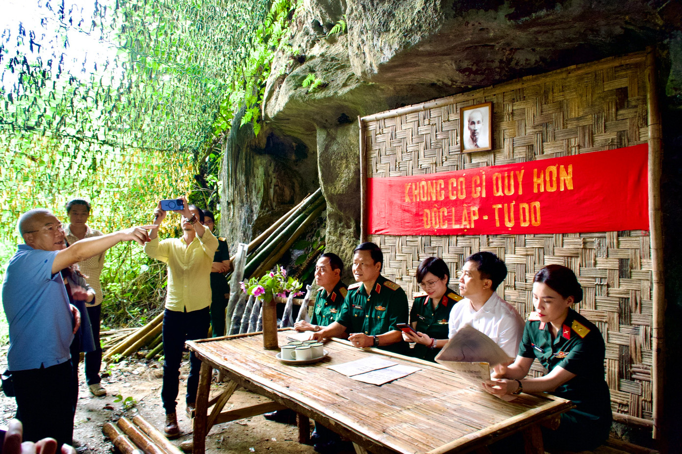 Đạo diễn, Nguyễn Danh Dũng và đoàn làm phim báo cáo tiến độ dàn dựng bối cảnh phim với đoàn công tác. Đạo diễn, Nguyễn Danh Dũng và đoàn làm phim báo cáo tiến độ dàn dựng bối cảnh phim với đoàn công tác.