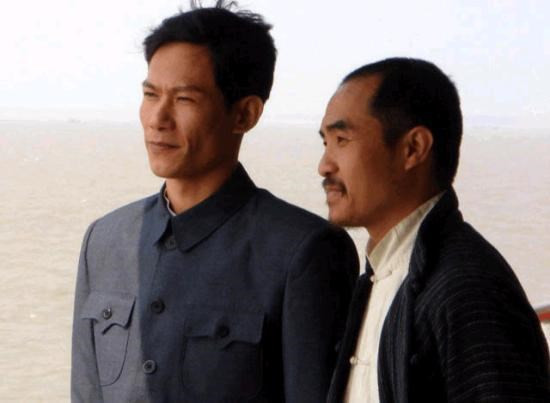 Diễn viên Minh Hải (áo xám cài khuy) tái hiện thành công hình ảnh lãnh tụ Nguyễn Ái Quốc trên hành trình tìm đường cứu nước qua phim Vượt qua bến Thượng Hải. Diễn viên Minh Hải (áo xám cài khuy) tái hiện thành công hình ảnh lãnh tụ Nguyễn Ái Quốc trên hành trình tìm đường cứu nước qua phim Vượt qua bến Thượng Hải.