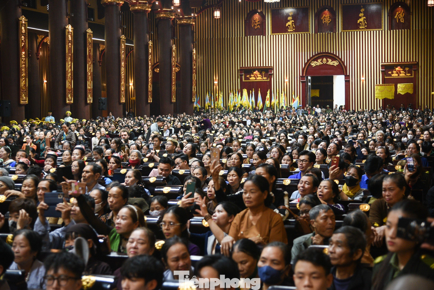 Sau hai cuộc kháng chiến lẫy lừng ấy, khi đất nước thanh bình, vua Trần Nhân Tông đã rời bỏ ngai vàng, nhường ngôi cho con - Trần Anh Tông - để chuyên tâm nghiên cứu đạo Phật. Đến năm 1299, vua Trần Nhân Tông chính thức lên núi Yên Tử đi tu, lấy Phật danh là Điều Ngự Giác Hoàng, trở thành đệ nhất Tổ - Thiền phái Trúc Lâm.