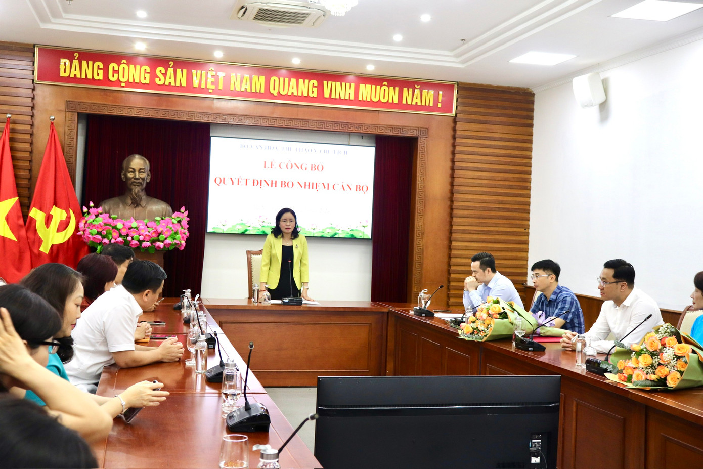 Thứ trưởng Bộ Văn hóa, Thể thao và Du lịch (Bộ VHTTDL) Trịnh Thị Thủy chủ trì Lễ công bố và trao quyết định bổ nhiệm cán bộ được tổ chức ngày 18/6 tại trụ sở Bộ VHTTDL. Thứ trưởng Bộ Văn hóa, Thể thao và Du lịch (Bộ VHTTDL) Trịnh Thị Thủy chủ trì Lễ công bố và trao quyết định bổ nhiệm cán bộ được tổ chức ngày 18/6 tại trụ sở Bộ VHTTDL.