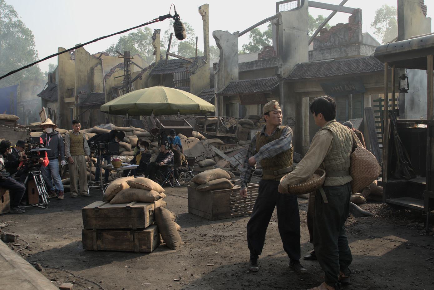 Đào, phở và piano kể câu chuyện lãng mạn giữa thời chiến. Đào, phở và piano kể câu chuyện lãng mạn giữa thời chiến.