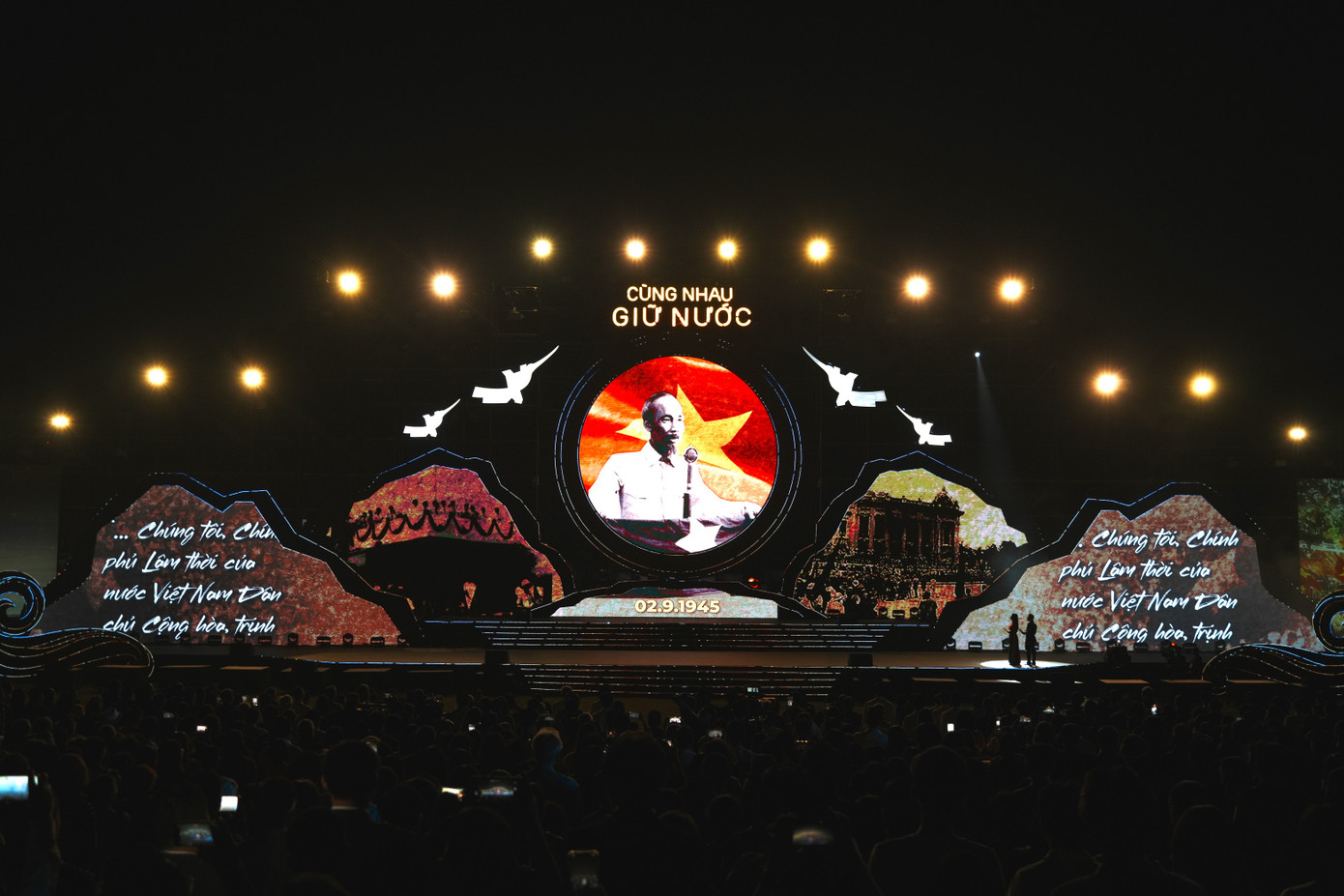 Một trong những điểm nhấn của chương trình là khoảnh khắc hàng nghìn khán giả cùng đứng dậy để lắng nghe lời Bác đọc bản Tuyên ngôn Độc lập. Khoảnh khắc này gợi nhớ đến thời khắc lịch sử đầy hào hùng của dân tộc Việt Nam. Có thể nói đây không khác một màn tái hiện lại hình ảnh tại Quảng trường Ba Đình ngày 2/9/1945.