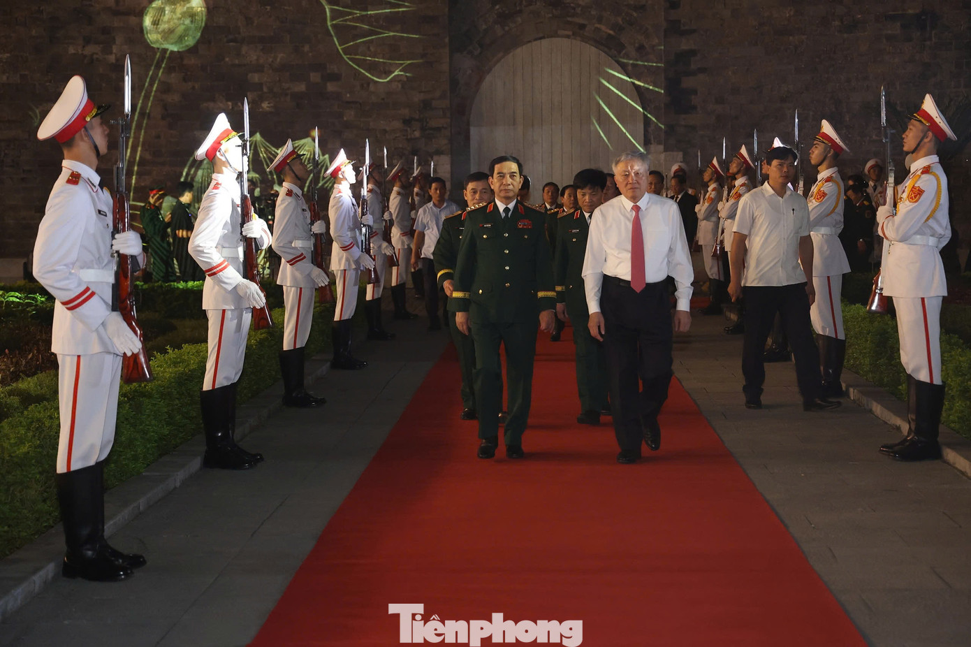 Tối 18/11, tại Hoàng thành Thăng Long (Hà Nội), Ban Tuyên giáo T.Ư chủ trì, phối hợp với Tổng cục Chính trị Quân đội nhân dân Việt Nam, UBND TP. Hà Nội tổ chức chương trình nghệ thuật chính luận Cùng nhau giữ nước. Chương trình nghệ thuật là hoạt động thiết thực kỷ niệm 70 năm Ngày Giải phóng Thủ đô, 80 năm Ngày thành lập Quân đội nhân dân Việt Nam và 35 năm Ngày hội quốc phòng toàn dân.