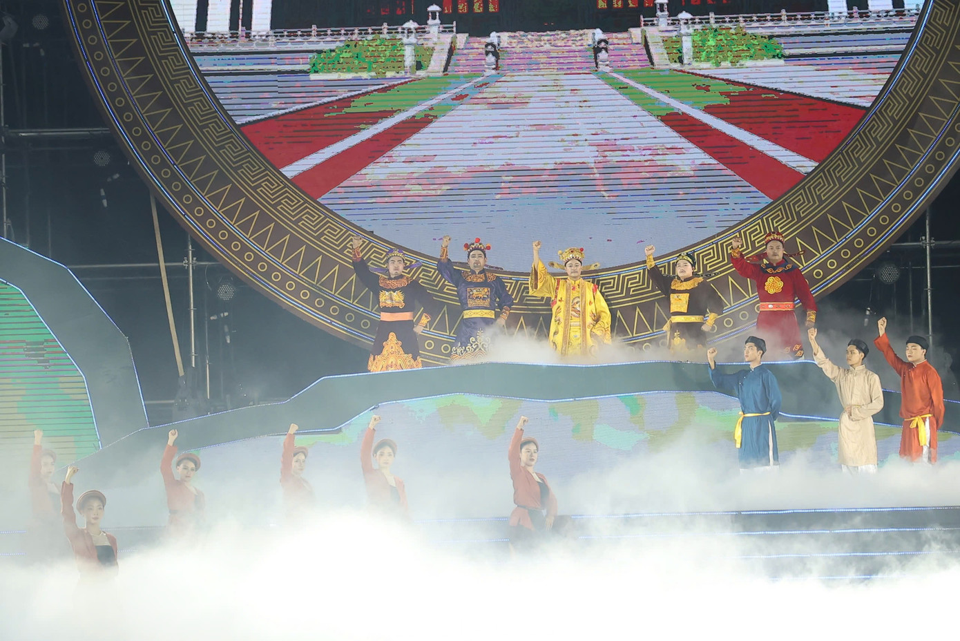 Đặc biệt, chương trình cũng tôn vinh giai đoạn vững bước tiến vào kỷ nguyên mới của dân tộc, từ chỗ bị bao vây cô lập, Việt Nam ngày nay có quan hệ ngoại giao với 194 quốc gia, vùng lãnh thổ. Có quan hệ Đối tác Chiến lược và Đối tác Toàn diện với 30 nước, trong đó có tất cả nước lớn và toàn bộ 5 nước Ủy viên thường trực Hội đồng Bảo an Liên hợp quốc.