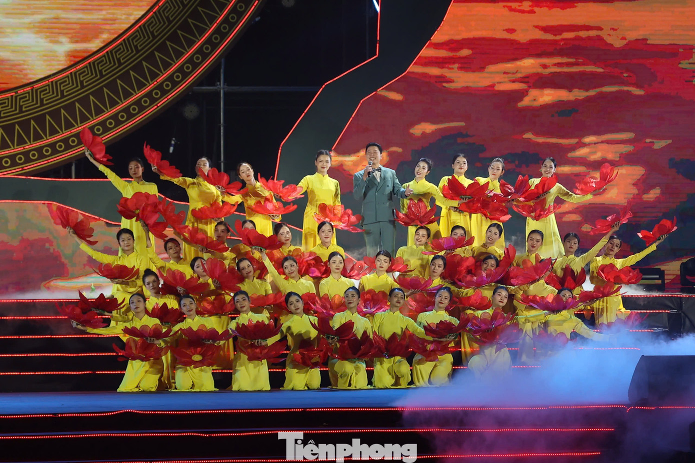 Các tiết mục nghệ thuật được dàn dựng công phu, kết hợp giữa công nghệ trình chiếu 3D mapping hiện đại, ánh sáng laser và trình diễn thực cảnh.