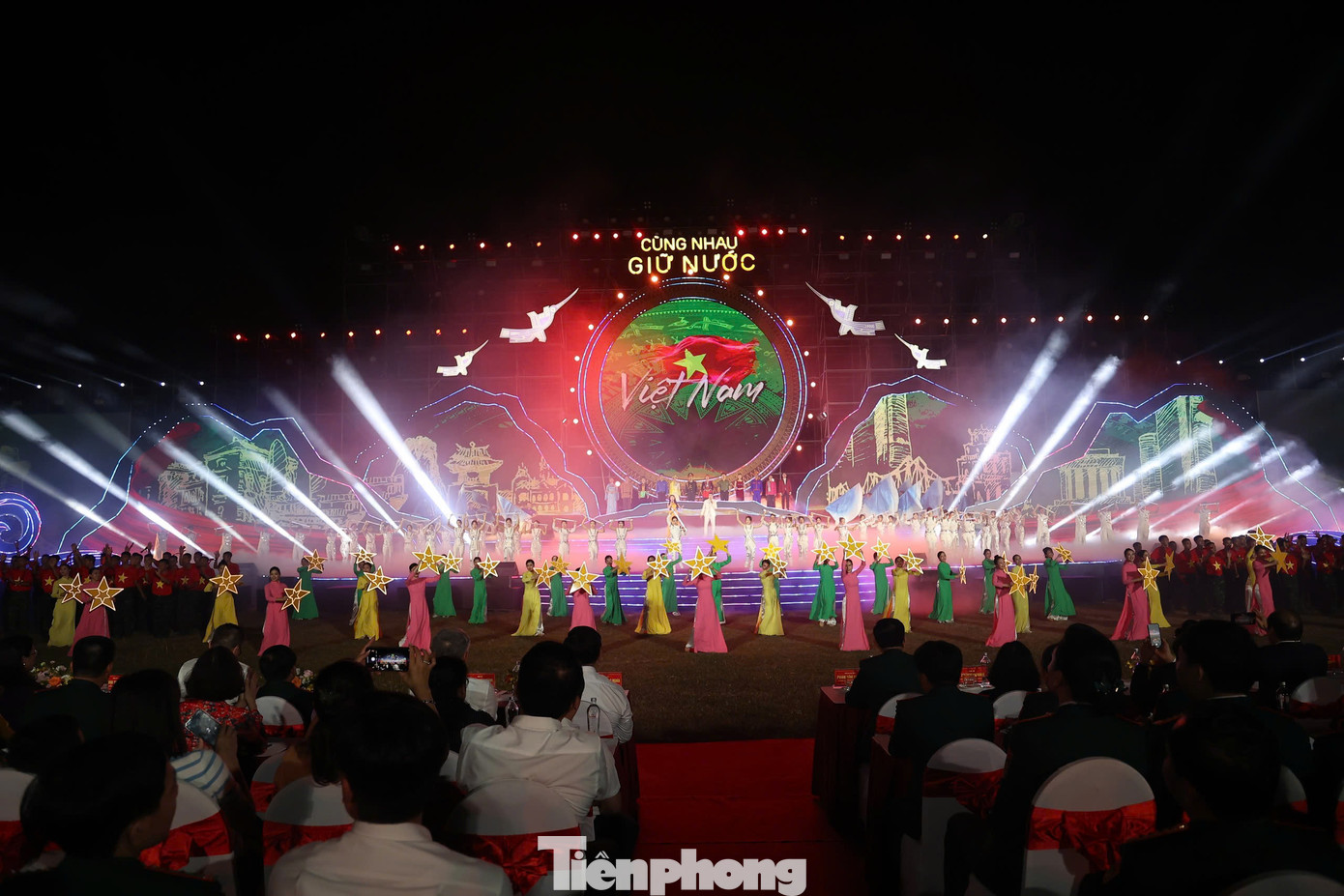 Ngoài ra, chương trình có những phóng sự đặc biệt: Hồ Chí Minh - Người đi tìm hình của nước, Việt Nam bước vào thời đại Hồ Chí Minh, Bước tiếp hành trình giữ nước để dựng nước, Vững bước tiến vào kỷ nguyên vươn mình của dân tộc, Xây dựng nền quốc phòng toàn dân vững mạnh...