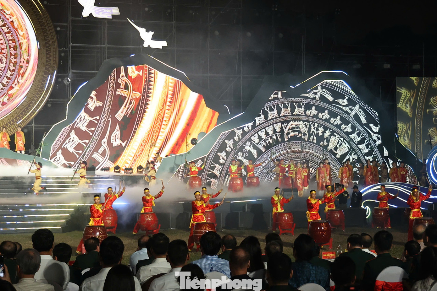 Từ thời khắc Chủ tịch Hồ Chí Minh ra đi tìm đường cứu nước đến những mốc son chói lọi trong 2 cuộc kháng chiến chống thực dân Pháp, đế quốc Mỹ... đều được kể lại bằng các tiết mục đặc biệt trong chương trình.