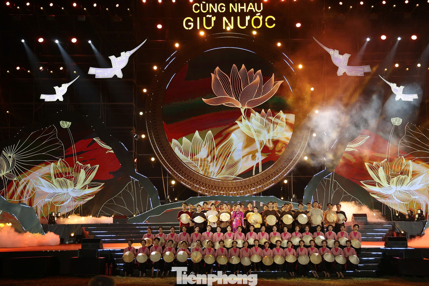 Chương trình có sự tham gia của nhiều nghệ sĩ nổi tiếng như NSND Quốc Hưng, NSND Hồng Hạnh, NSND Phạm Phương Thảo, NSƯT Hoàng Tùng, NSƯT Vũ Thắng Lợi, ca sĩ Viết Danh, Đông Hùng, Thanh Nhường, Thu Thủy (Sao Mai)... NSND Phạm Phương Thảo mang đến chương trình tiết mục đầy cảm động Mẹ yêu con (sáng tác: Nguyễn Văn Tý).