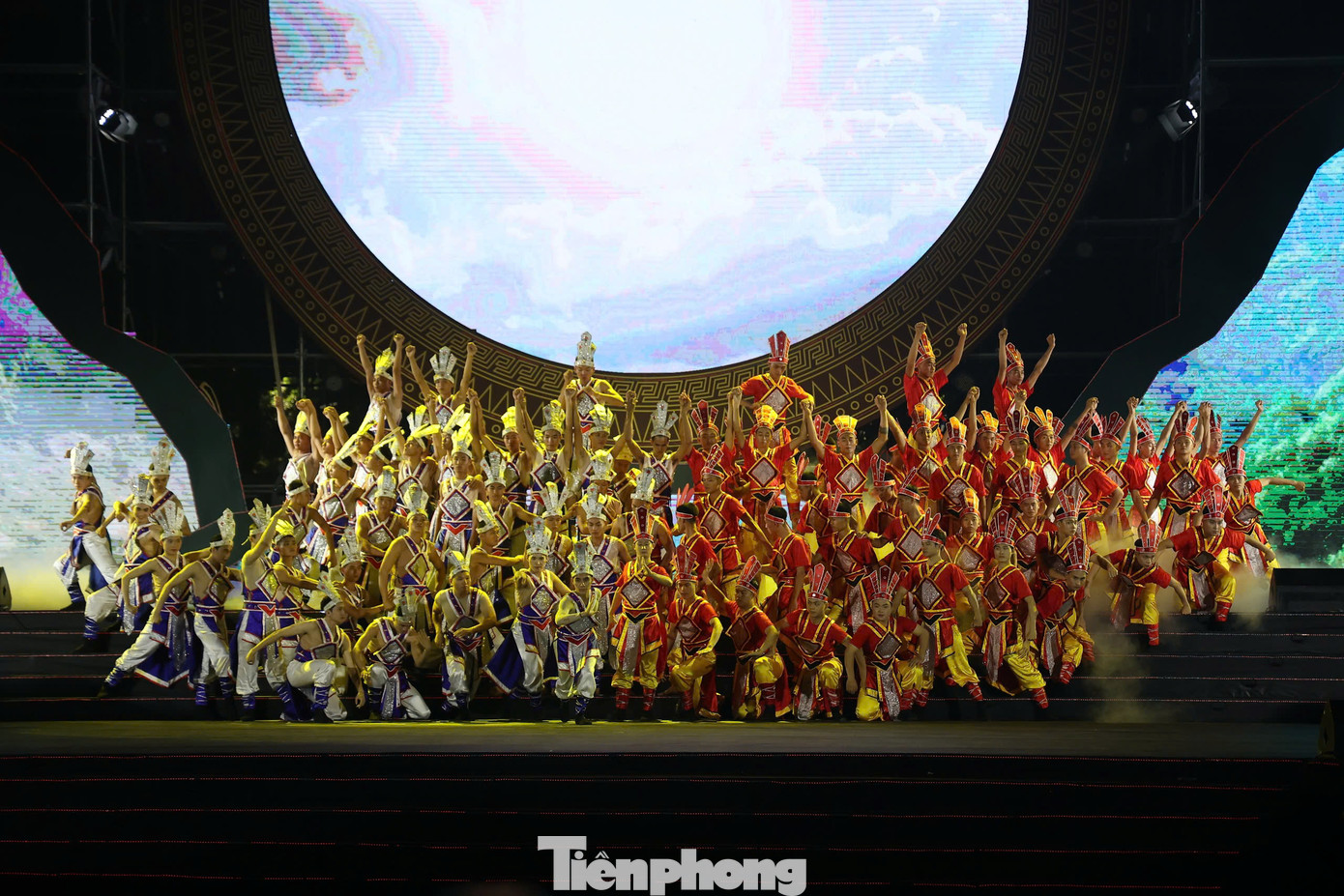 Cùng nhau giữ nước có quy tụ gần 500 nghệ sĩ, diễn viên và khoảng 3.000 khán giả. Ngoài tái hiện 6 thời khắc lịch sử hào hùng trong dòng chảy lịch sử của dân tộc Việt Nam như Cội nguồn dân tộc Việt Nam - Con Lạc cháu Hồng, Hùng Vương dựng nước, Hai Bà Trưng khởi nghĩa, Lý Công Uẩn dời đô, Trần Hưng Đạo - hịch tướng sĩ và Lê Lợi - Sự tích trả kiếm Hồ Gươm, chương trình khắc họa dàn dựng công phu những cột mốc trọng đại trong thời đại Hồ Chí Minh.