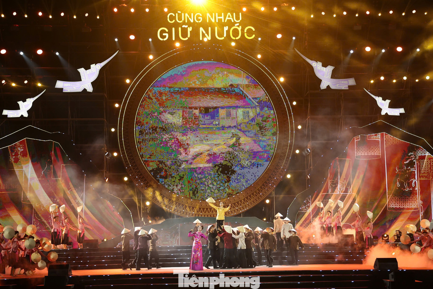 Chương trình có sự tham gia của nhiều nghệ sĩ nổi tiếng như NSND Quốc Hưng, NSND Hồng Hạnh, NSND Phạm Phương Thảo, NSƯT Hoàng Tùng, NSƯT Vũ Thắng Lợi, ca sĩ Viết Danh, Đông Hùng, Thanh Nhường, Thu Thủy (Sao Mai)... NSND Phạm Phương Thảo mang đến chương trình tiết mục đầy cảm động Mẹ yêu con (sáng tác: Nguyễn Văn Tý).