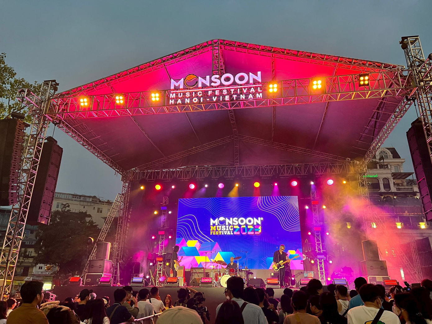 Lễ hội Âm nhạc quốc tế Gió mùa thu hút hàng nghìn người tham dự mỗi lần tổ chức. Lễ hội Âm nhạc quốc tế Gió mùa thu hút hàng nghìn người tham dự mỗi lần tổ chức.