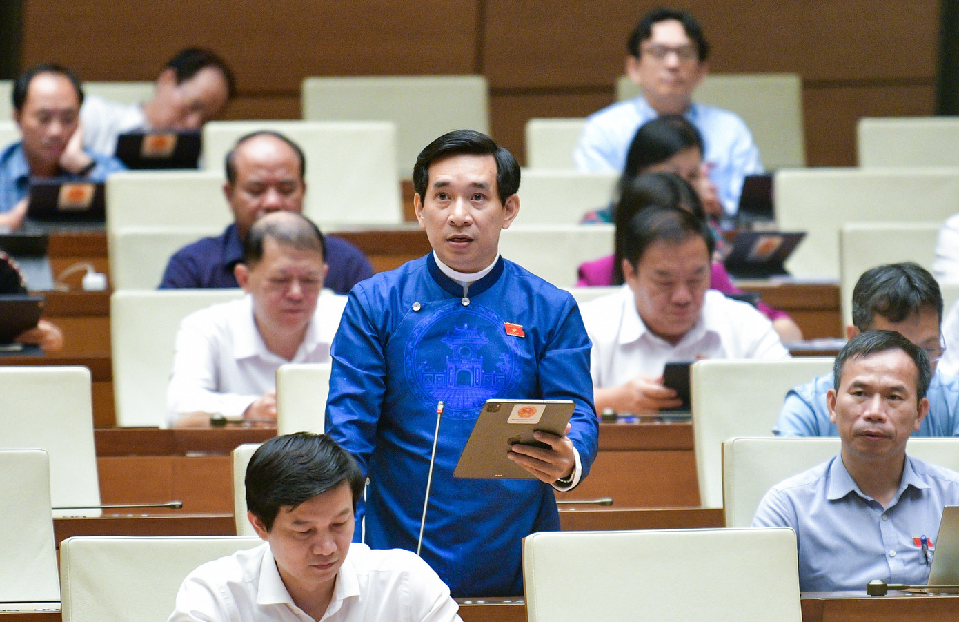 Đại biểu Nguyễn Văn Cảnh (đoàn Bình Định) nêu quan điểm về việc người Việt còn thiếu thói quen đọc sách. Đại biểu Nguyễn Văn Cảnh (đoàn Bình Định) nêu quan điểm về việc người Việt còn thiếu thói quen đọc sách.