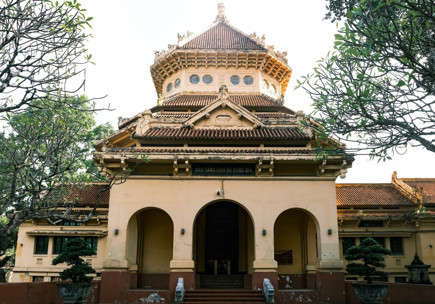 Cung Thiếu nhi Hà Nội, Bắc Bộ Phủ và Bảo tàng Lịch sử Quốc gia trở thành không gian nghệ thuật sắp đặt đặc biệt. Cung Thiếu nhi Hà Nội, Bắc Bộ Phủ và Bảo tàng Lịch sử Quốc gia trở thành không gian nghệ thuật sắp đặt đặc biệt.