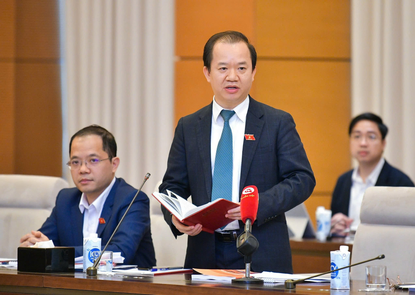 PGS.TS Bùi Hoài Sơn - Ủy viên Thường trực Ủy ban Văn hóa, Giáo dục - cho rằng tăng thuế VAT là tin buồn với ngành văn hóa nói chung và ngành điện ảnh nói riêng. PGS.TS Bùi Hoài Sơn - Ủy viên Thường trực Ủy ban Văn hóa, Giáo dục - cho rằng tăng thuế VAT là tin buồn với ngành văn hóa nói chung và ngành điện ảnh nói riêng.