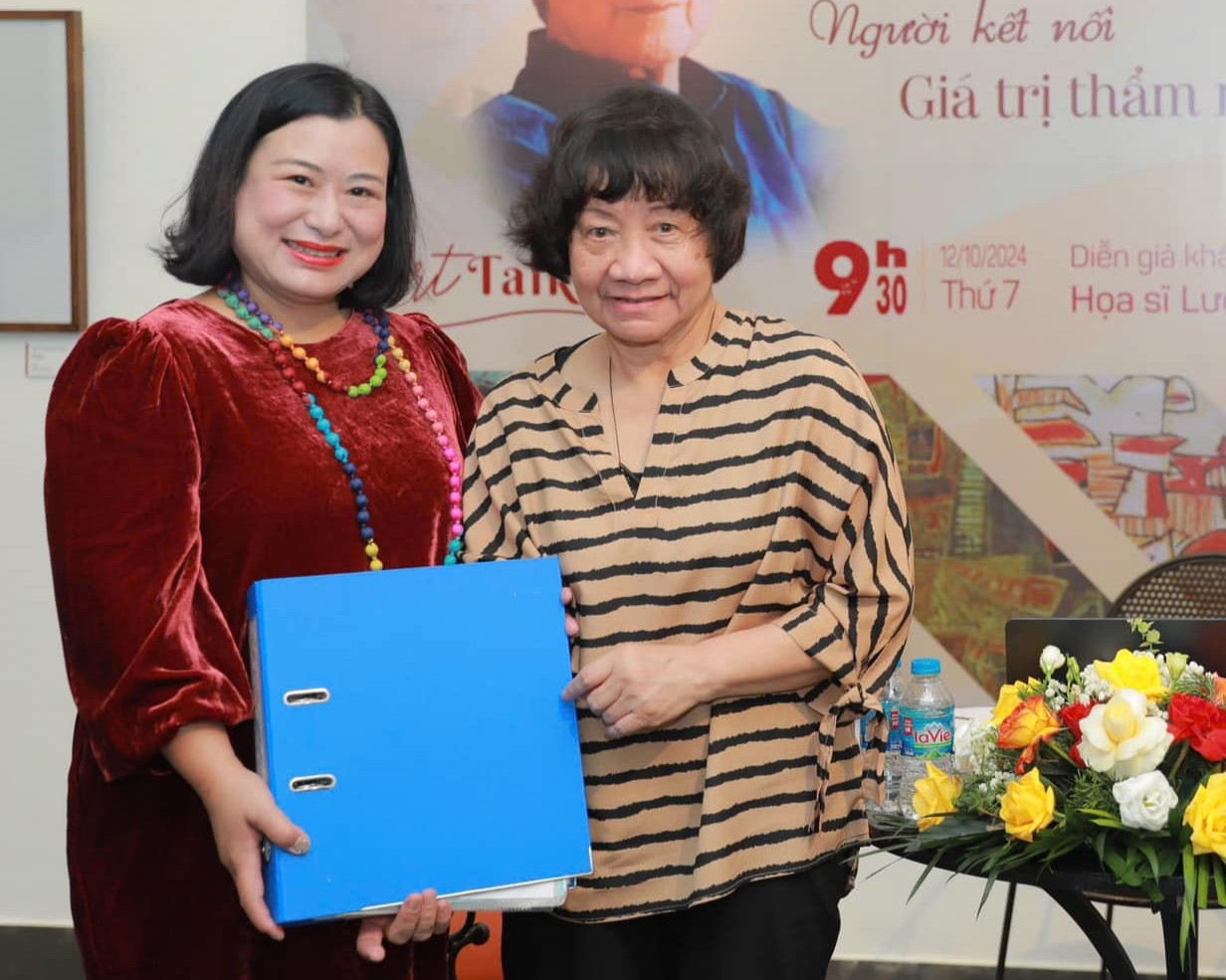 Hoạ sĩ Đặng Thị Khuê (phải) trao tặng Bảo tàng Mỹ thuật Việt Nam tư liệu về danh họa Nguyễn Tư Nghiêm.