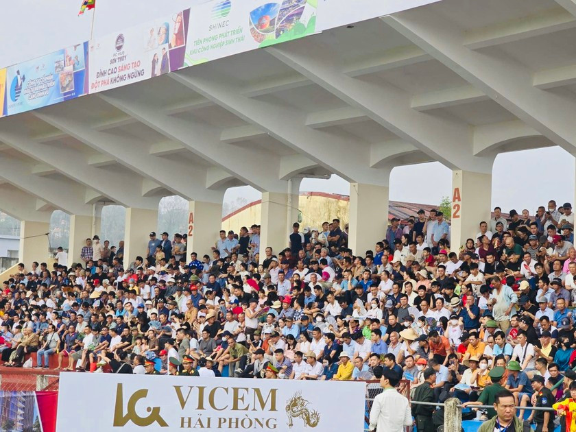 Lễ hội chọi trâu Đồ Sơn thu hút lượng lớn du khách tham dự.