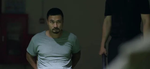 Trí (Duy Hưng) bị bắt, suýt bị ông Đông (NSƯT Quốc Trọng) đánh nát chân. Trí (Duy Hưng) bị bắt, suýt bị ông Đông (NSƯT Quốc Trọng) đánh nát chân.