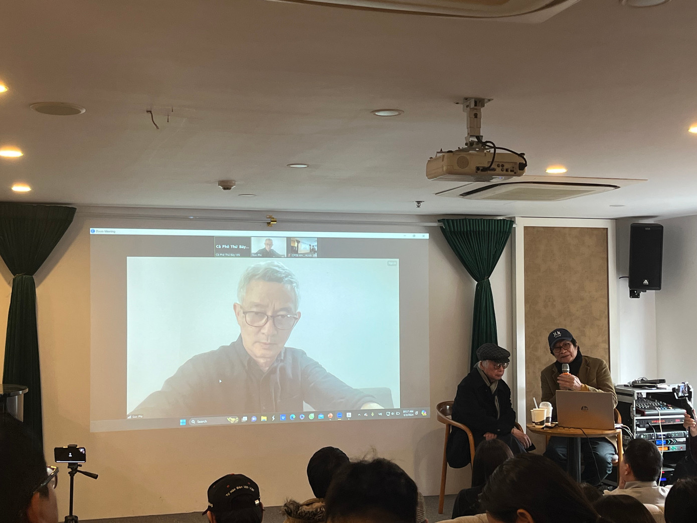 Buổi giao lưu gặp mặt đạo diễn Phi Tiến Sơn và Đặng Nhật Minh được tổ chức sáng 3/3 tại Hà Nội. Buổi giao lưu gặp mặt đạo diễn Phi Tiến Sơn và Đặng Nhật Minh được tổ chức sáng 3/3 tại Hà Nội.