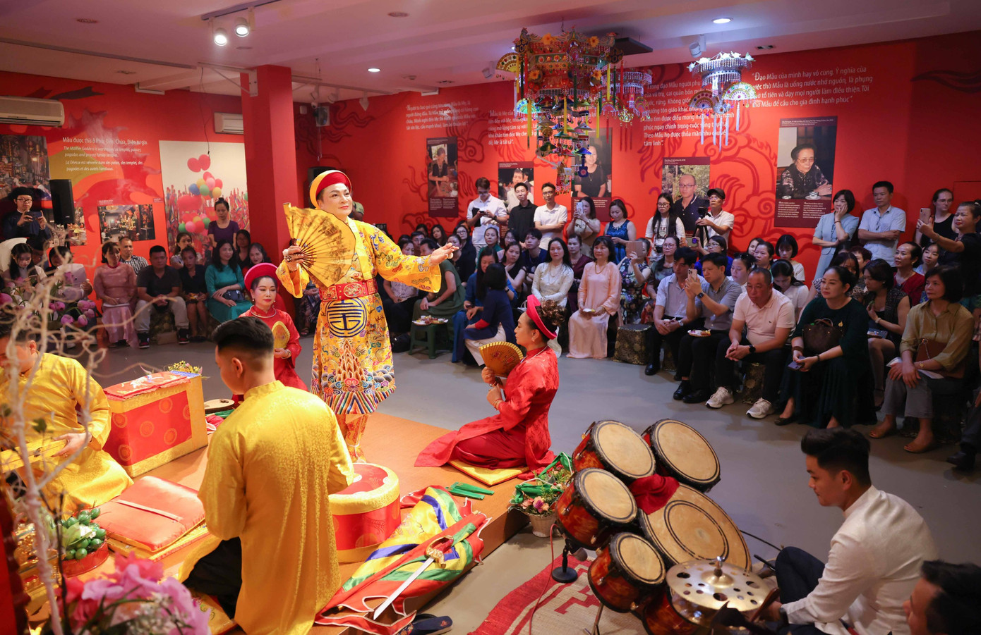 Với thời lượng 90 phút, chương trình đưa khán giả bước vào thế giới tín ngưỡng thờ Mẫu độc đáo, đầy cảm xúc. Ảnh: Thanh Tùng.