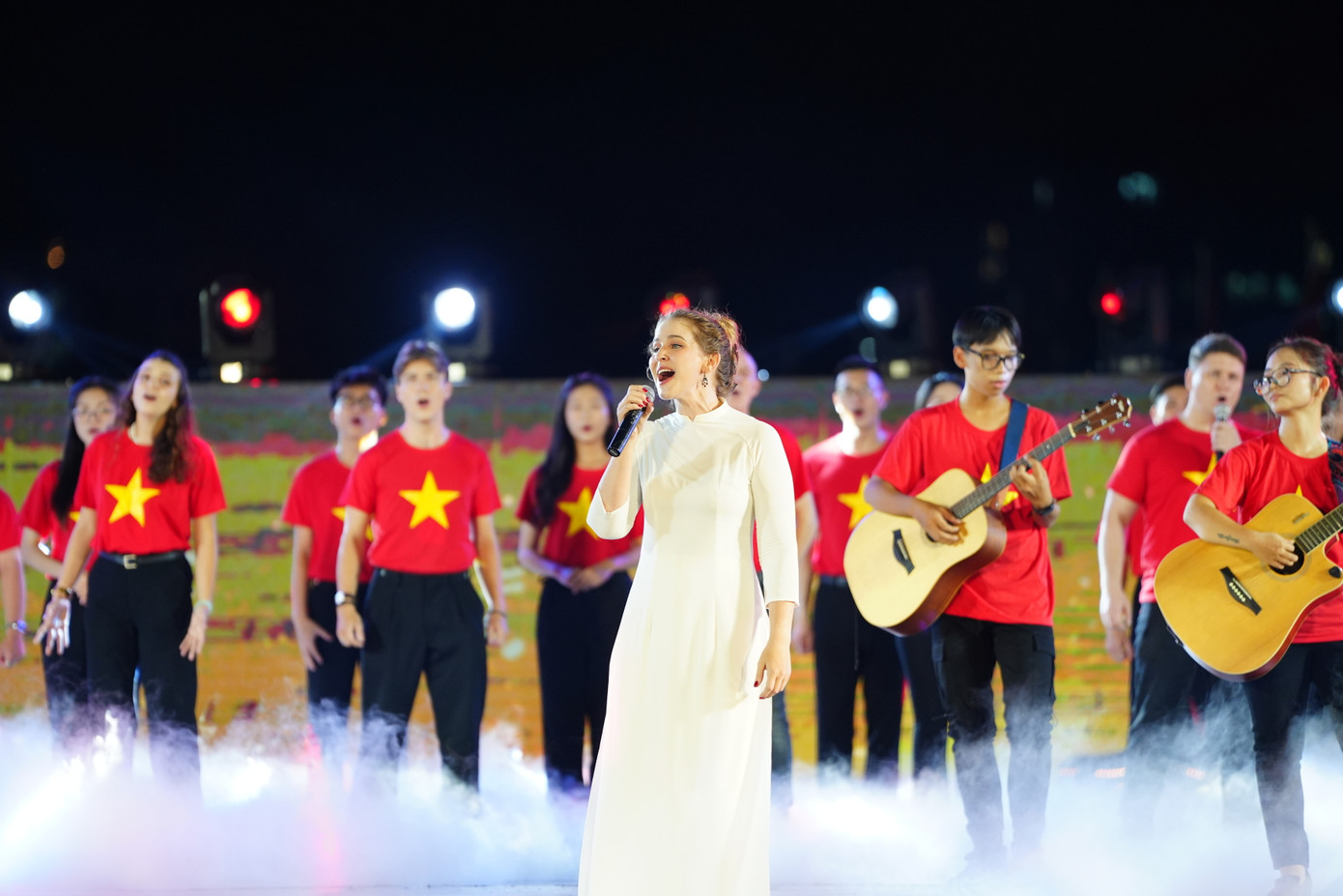 Liên khúc Quyền được sống trong hòa bình (El derecho de vivir en paz), Bài ca Hồ Chí Minh (The ballad of Ho Chi Minh) do ca sĩ nước ngoài thể hiện.