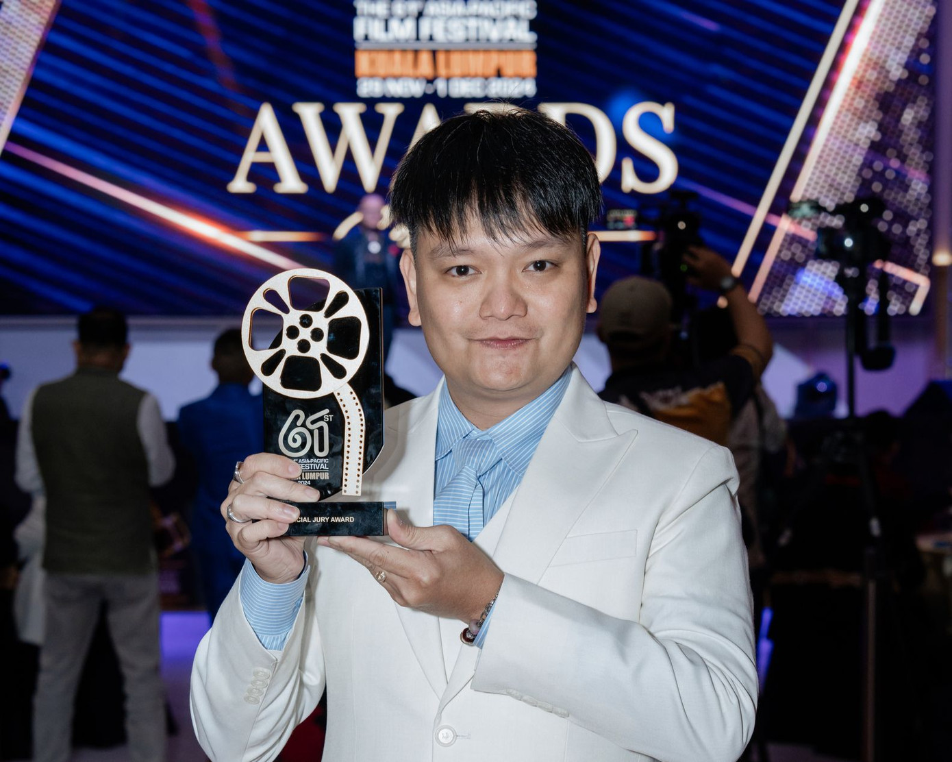 Nhà sản xuất Trịnh Tú Trung khoe giải thưởng dành cho Là mây trên bầu trời của ai đó. Nhà sản xuất Trịnh Tú Trung khoe giải thưởng dành cho Là mây trên bầu trời của ai đó.