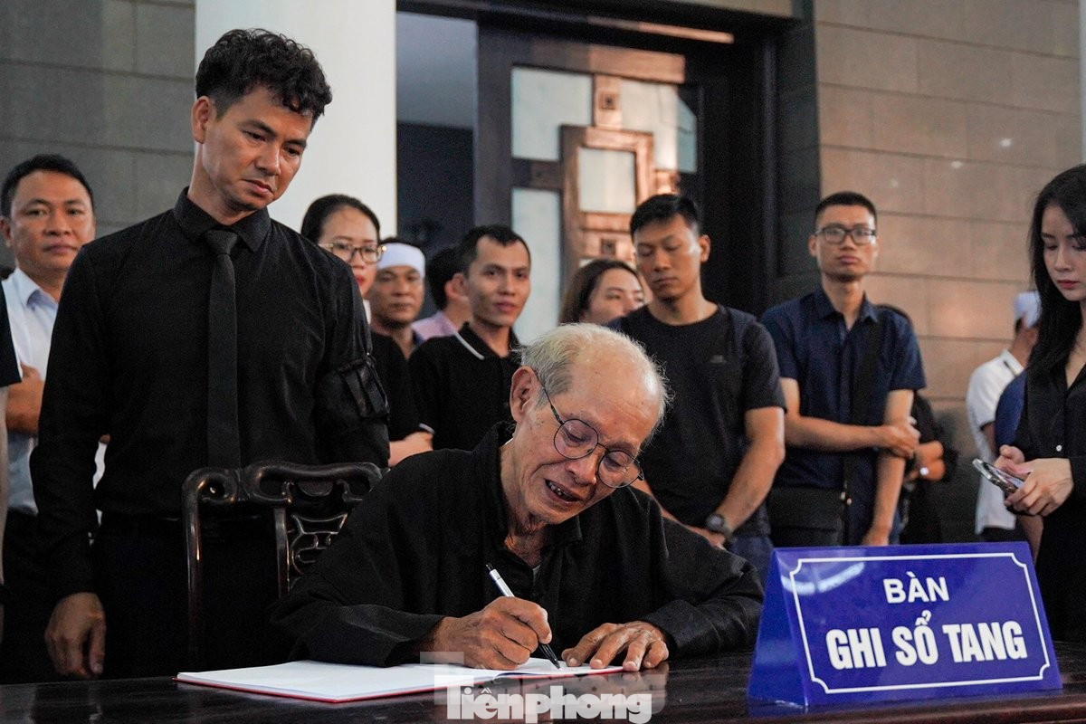 Đến tiễn biệt bất cứ đồng nghiệp nào ông đều vô cùng thành kính. Ảnh: Gia Linh.