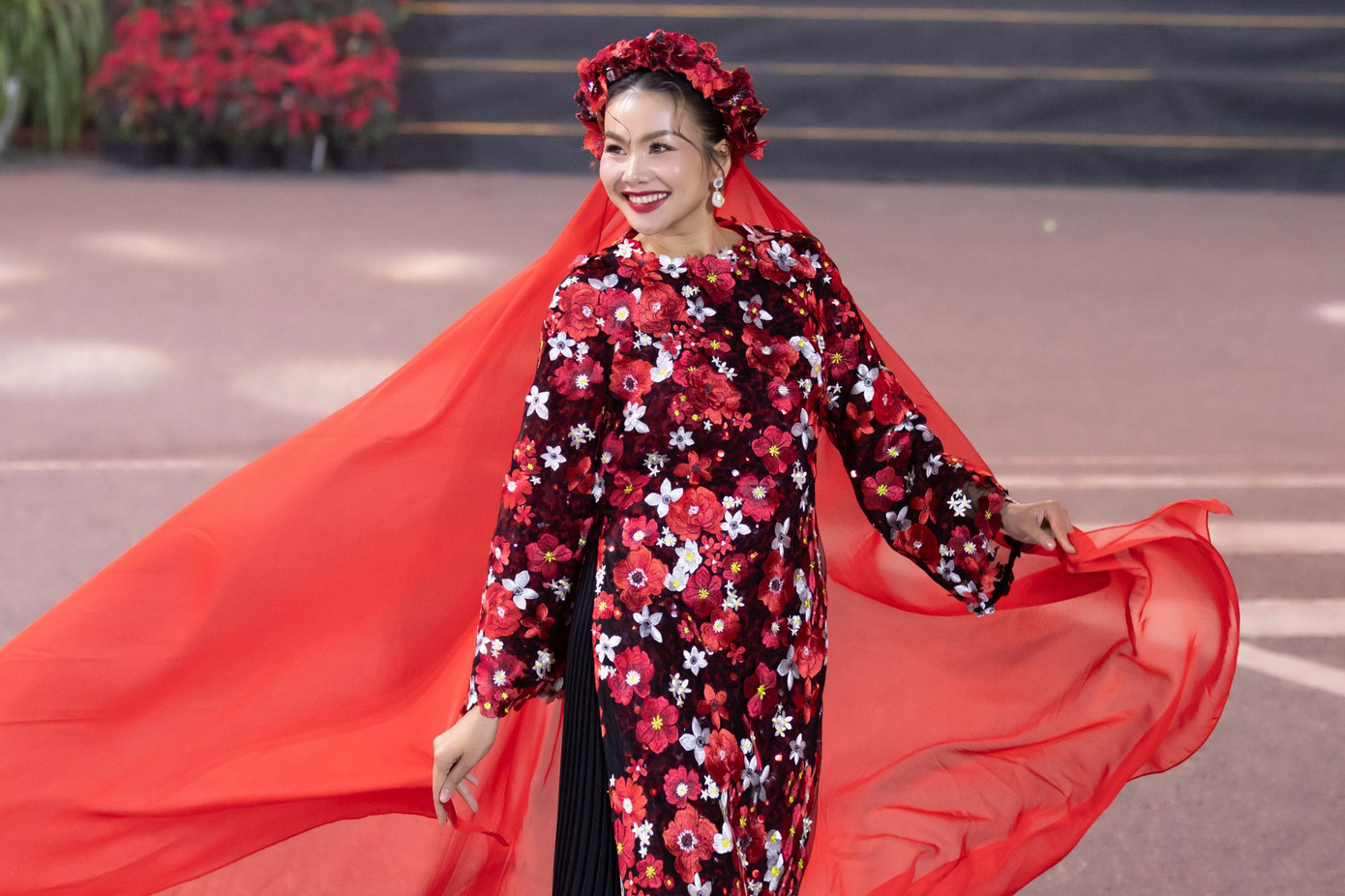 Màn trình diễn của siêu mẫu Thanh Hằng trong Lễ hội Áo dài Thành phố Đà Lạt để lại ấn tượng.