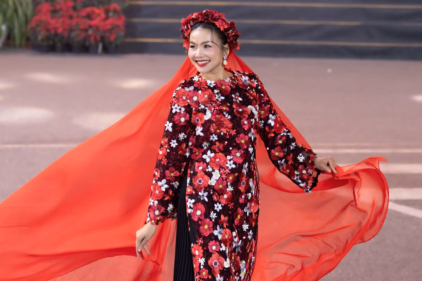 Màn trình diễn của siêu mẫu Thanh Hằng trong Lễ hội Áo dài Thành phố Đà Lạt để lại ấn tượng.