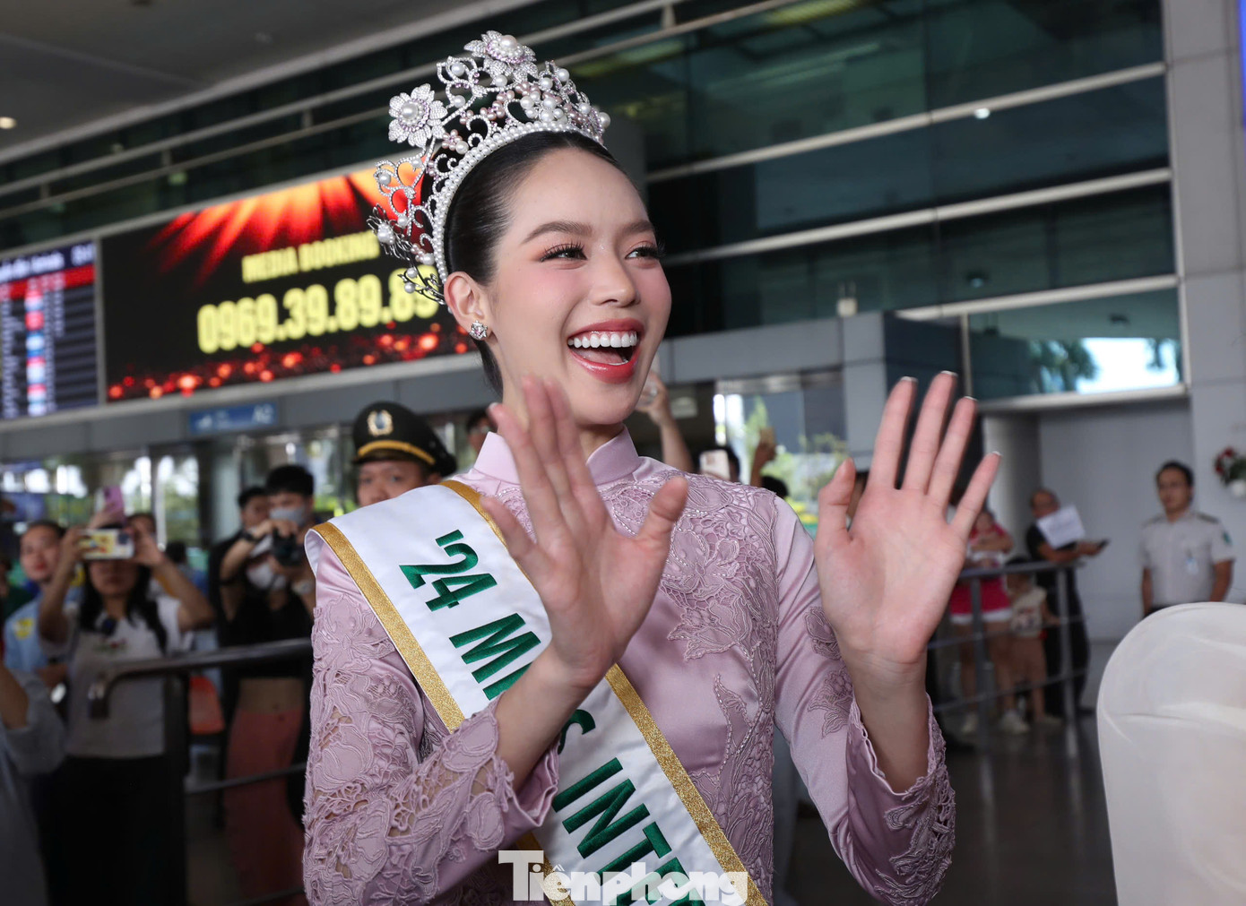 Thanh Thủy ghi điểm với vẻ ngoài tràn đầy năng lượng, liên tục vẫy tay chào người hâm mộ. Bộ áo dài hồng của của nhà thiết kế Liên Hương làm tăng lên vẻ ngọt ngào, xinh xắn của Thanh Thủy.