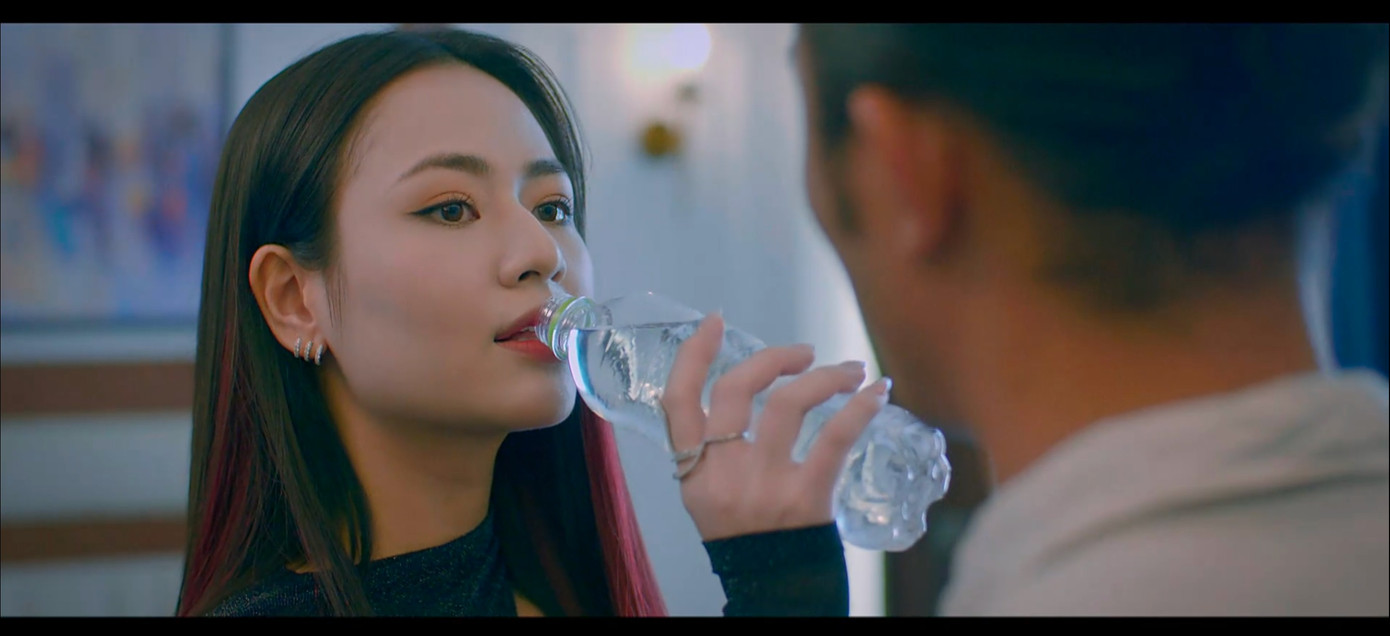 Diễm đến khách sạn gặp riêng Hồng.