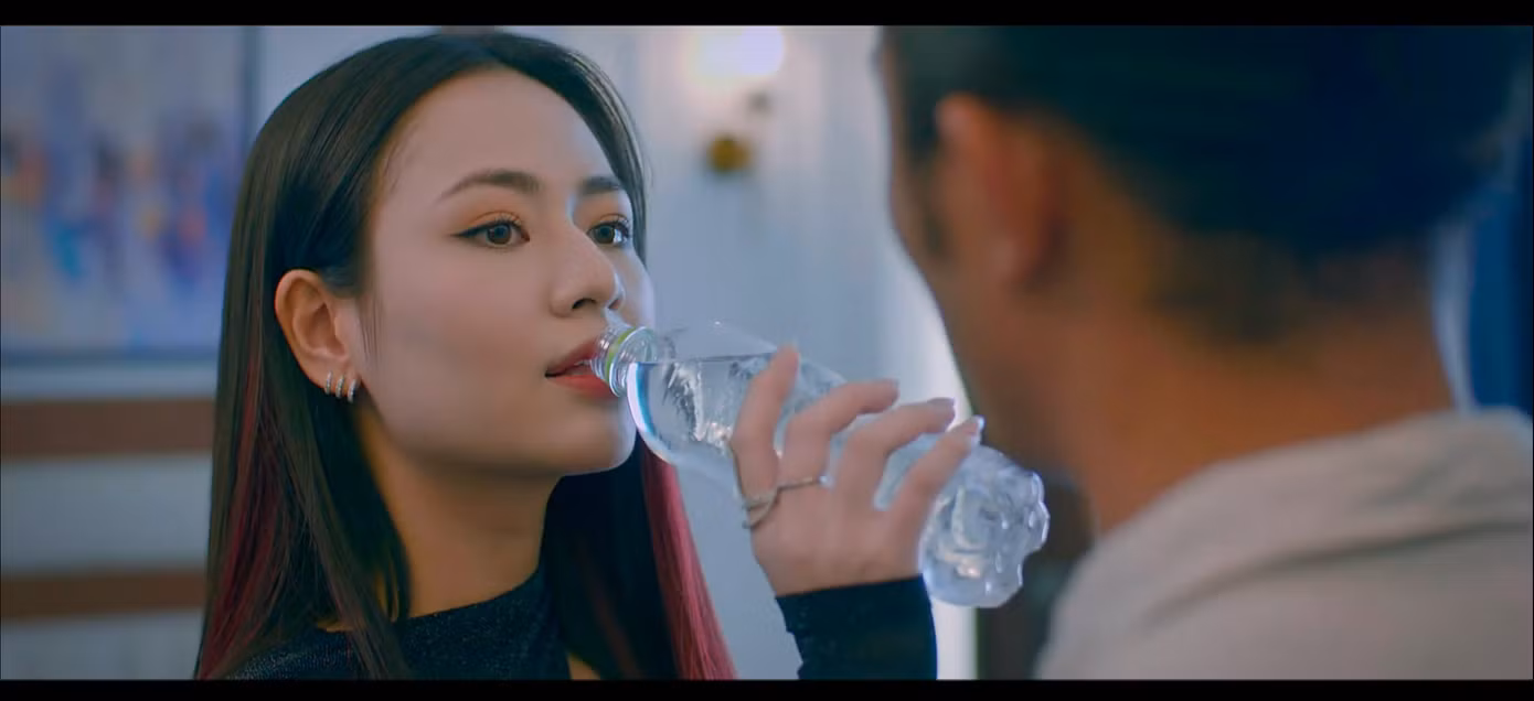 Diễm đến khách sạn gặp riêng Hồng.