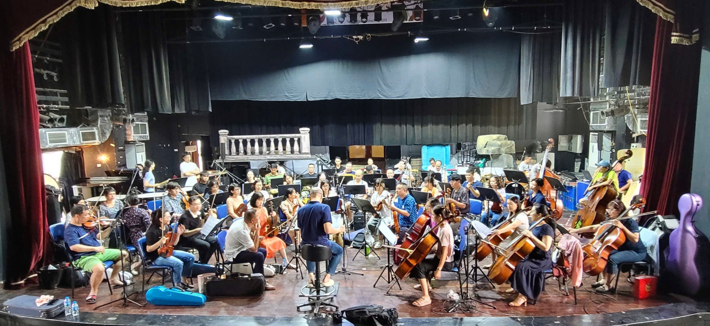 Các nghệ sĩ luyện tập chăm chỉ cho ngày biểu diễn chính thức vở kịch vào đầu tháng 12.