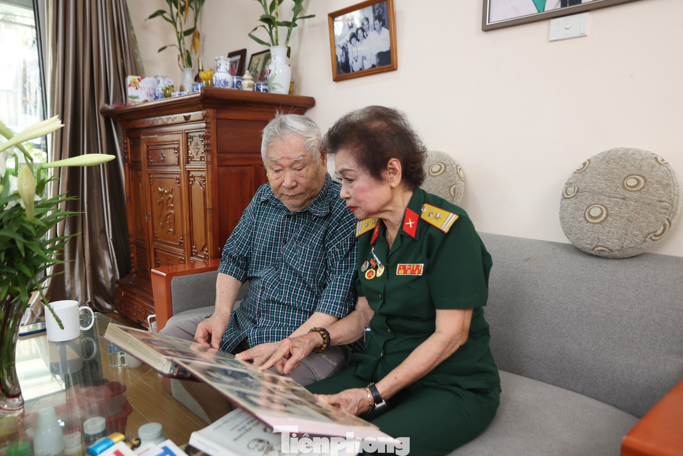 Hai vợ chồng Trung tá Ngô Thị Ngọc Diệp ôn lại những kỷ niệm thời tham gia chiến dịch Điện Biên Phủ. Hai vợ chồng Trung tá Ngô Thị Ngọc Diệp ôn lại những kỷ niệm thời tham gia chiến dịch Điện Biên Phủ.