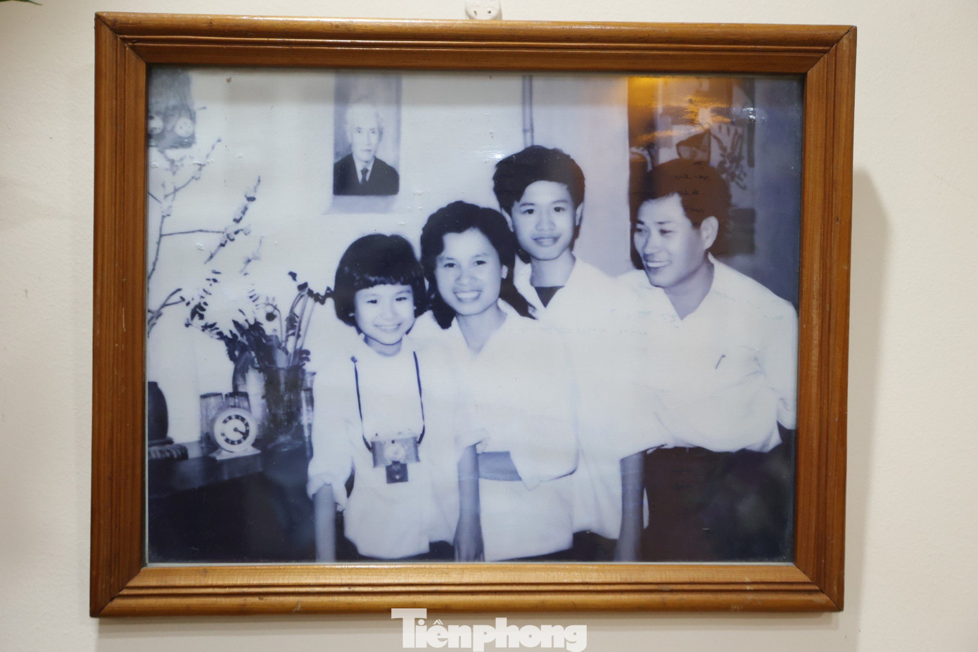 Trung tá Ngô Thị Ngọc Diệp luôn kể cho các con nghe về thời thanh xuân trong "bom, đạn" của mình, các con của bà thấu hiểu, tự hào. Trung tá Ngô Thị Ngọc Diệp luôn kể cho các con nghe về thời thanh xuân trong "bom, đạn" của mình, các con của bà thấu hiểu, tự hào.