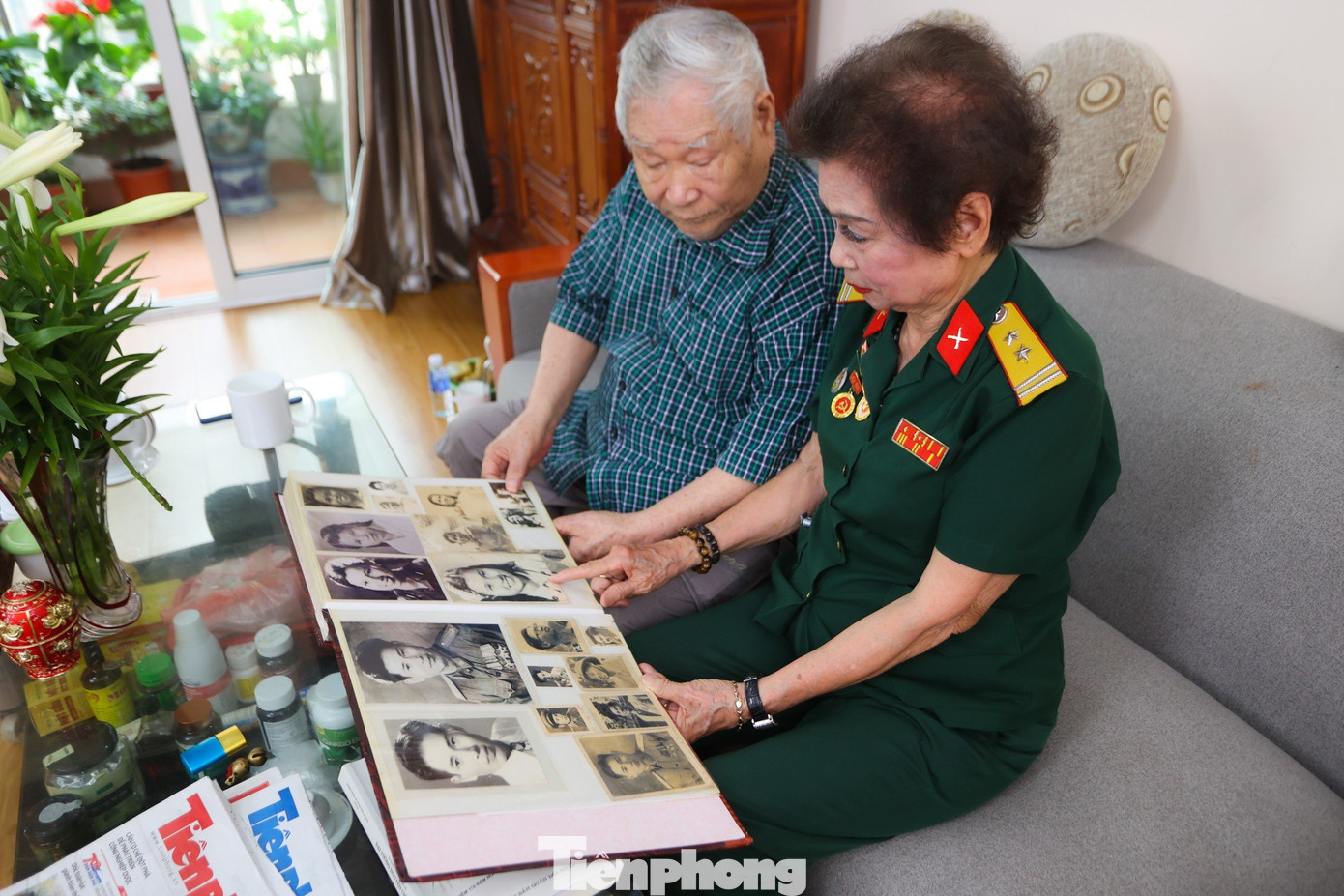 Hai vợ chồng Trung tá Ngô Thị Ngọc Diệp ôn lại những kỷ niệm thời tham gia chiến dịch Điện Biên Phủ. Hai vợ chồng Trung tá Ngô Thị Ngọc Diệp ôn lại những kỷ niệm thời tham gia chiến dịch Điện Biên Phủ.