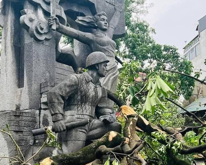 Phần bom ba càng trong tay chiến sĩ cảm tử quân mặc áo trấn thủ bị gẫy làm đôi do ảnh hưởng của bão. Phần bom ba càng trong tay chiến sĩ cảm tử quân mặc áo trấn thủ bị gẫy làm đôi do ảnh hưởng của bão.