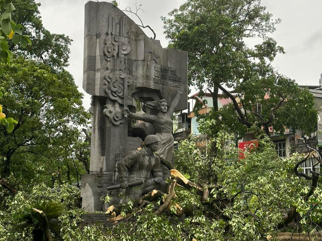 Khu vực Tượng đài Quyết tử để Tổ quốc quyết sinh ngổn ngang cây đổ. Khu vực Tượng đài Quyết tử để Tổ quốc quyết sinh ngổn ngang cây đổ.