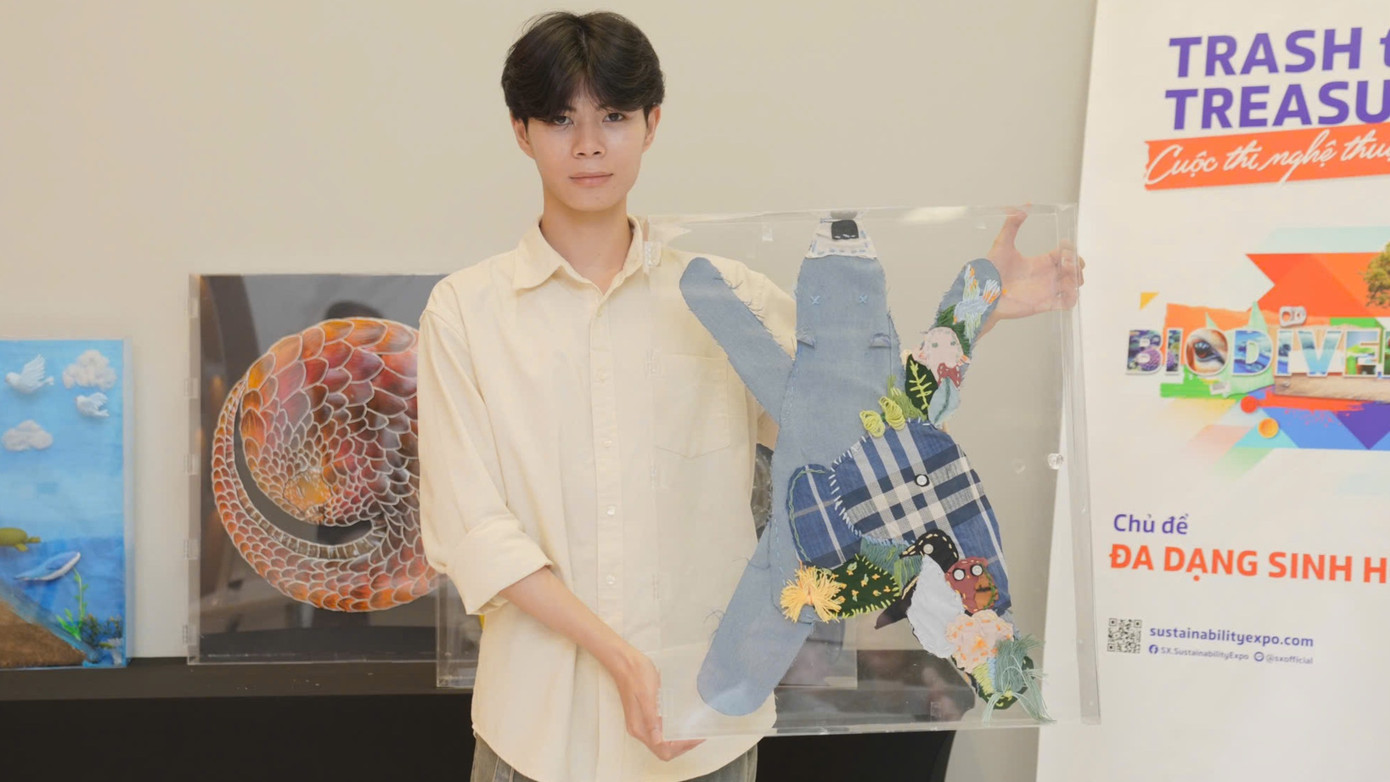 Tác phẩm Bảo vệ sự cân bằng được làm từ quần áo cũ lấy hình tượng chú gấu trắng. Tác phẩm Bảo vệ sự cân bằng được làm từ quần áo cũ lấy hình tượng chú gấu trắng.