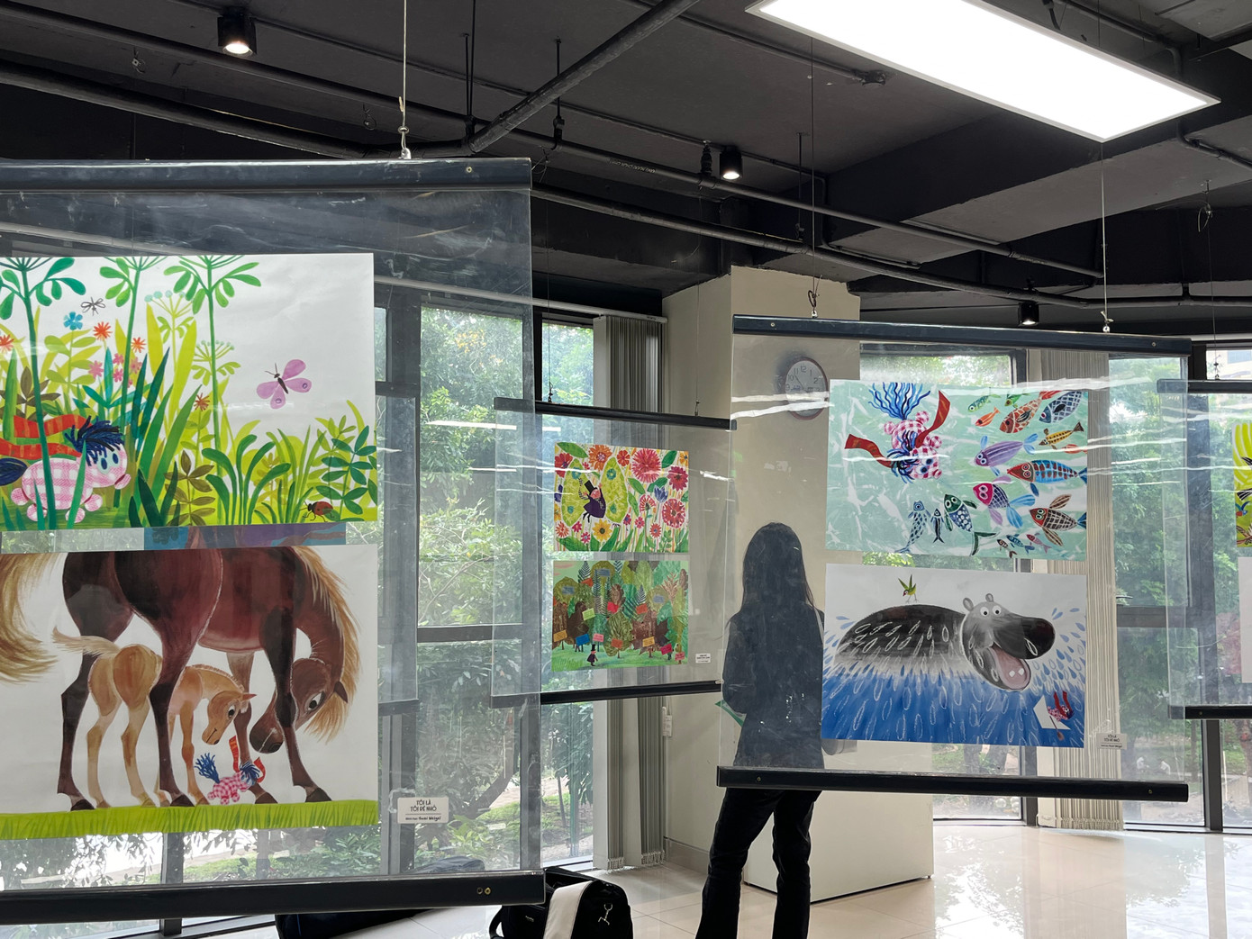 Độc giả tham quan triển lãm tranh minh họa các tác phẩm của Mira Lobe do hai họa sĩ Susi Weigel và Angelika Kaufmann thực hiện.