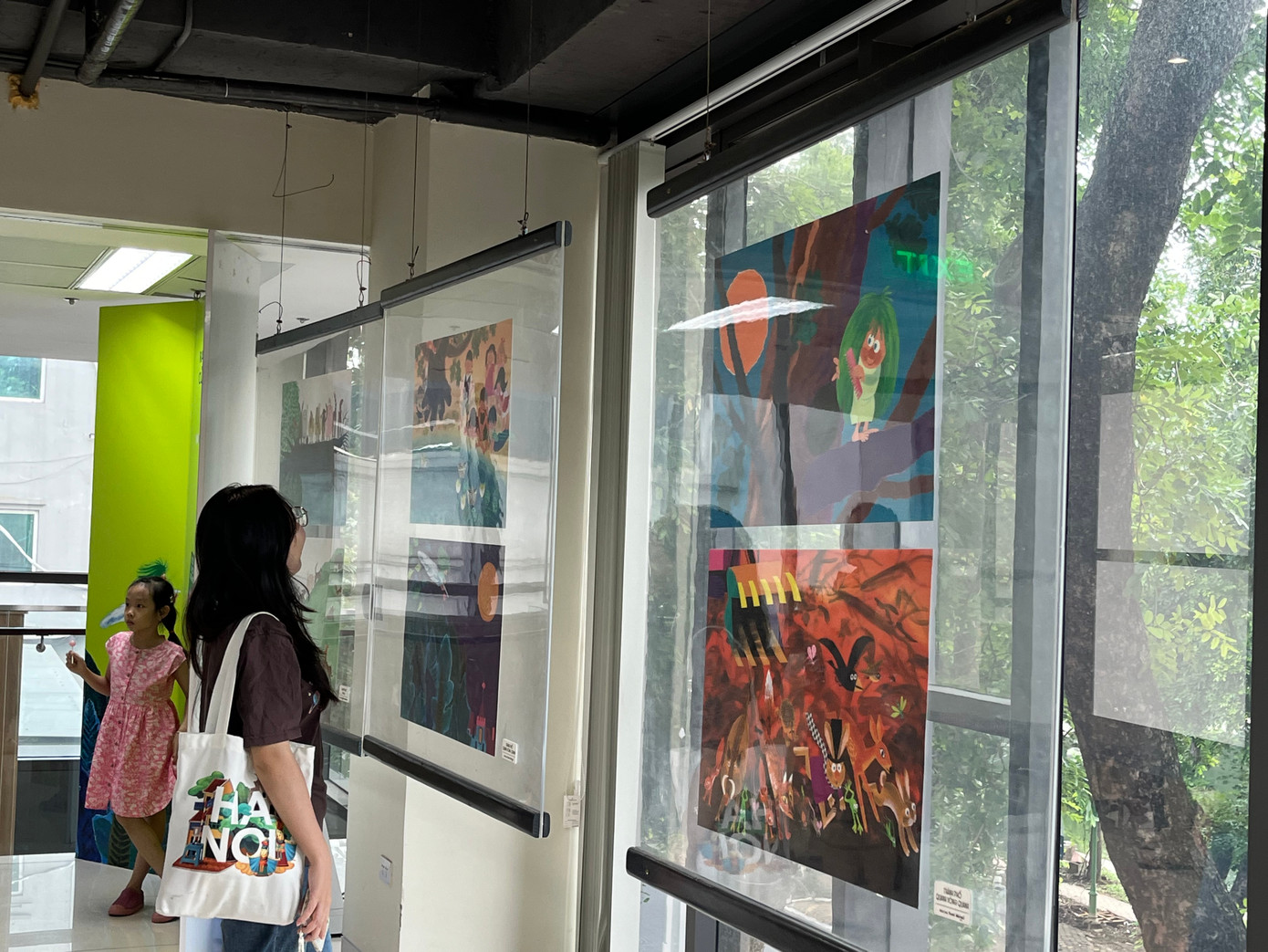 Độc giả tham quan triển lãm tranh minh họa các tác phẩm của Mira Lobe do hai họa sĩ Susi Weigel và Angelika Kaufmann thực hiện.