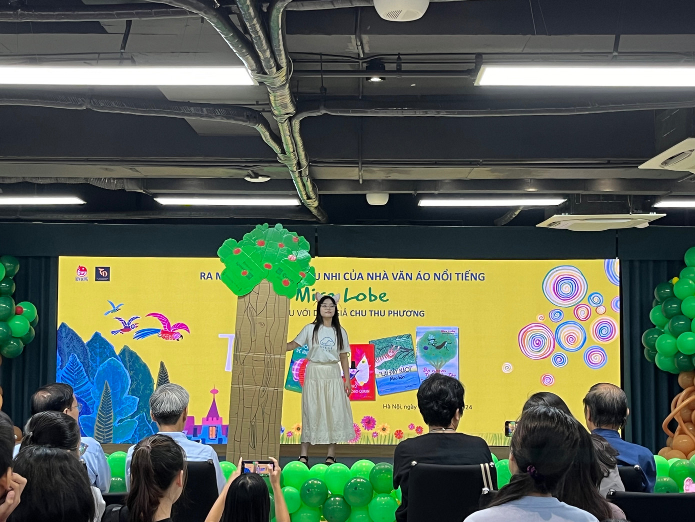 Vở kịch minh họa tác phẩm Lại đây nào!, Mèo bảo do thành viên Câu lạc bộ tiếng Đức (Học viện Ngoại giao) biểu diễn.