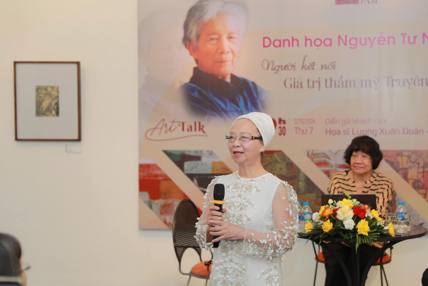 Cuộc trò chuyện nghệ thuật còn có sự xuất hiện của vợ danh họa Nguyễn Tư Nghiêm - họa sĩ Nguyễn Thu Giang. Ảnh: BTC.