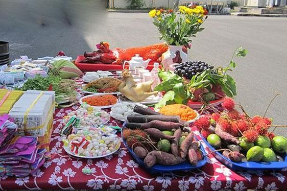 Mâm cúng chúng sinh thường có bỏng, ngô, khoai lang luộc, trứng luộc, kẹo bánh, cháo hoa. Vàng mã, tiền giấy, quần áo chúng sinh...