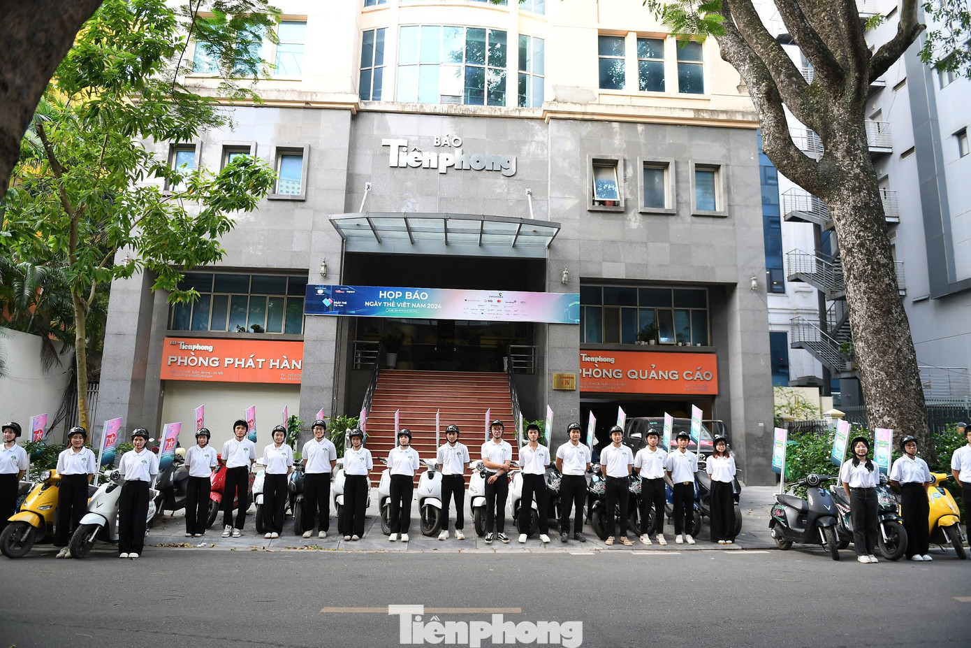 Từ 7h30 sáng 28/9, hàng chục chiếc xe điện Vinfast của đơn vị tài trợ Bạc - Công ty TNHH Kinh doanh thương mại và dịch vụ Vinfast - xuất hiện trước trụ sở báo Tiền Phong (15 Hồ Xuân Hương, Hai Bà Trưng) mang theo thông điệp của Ngày Thẻ Việt Nam 2024 - Sống chill - Thanh toán chất đi qua nhiều tuyến phố lớn của Hà Nội.
