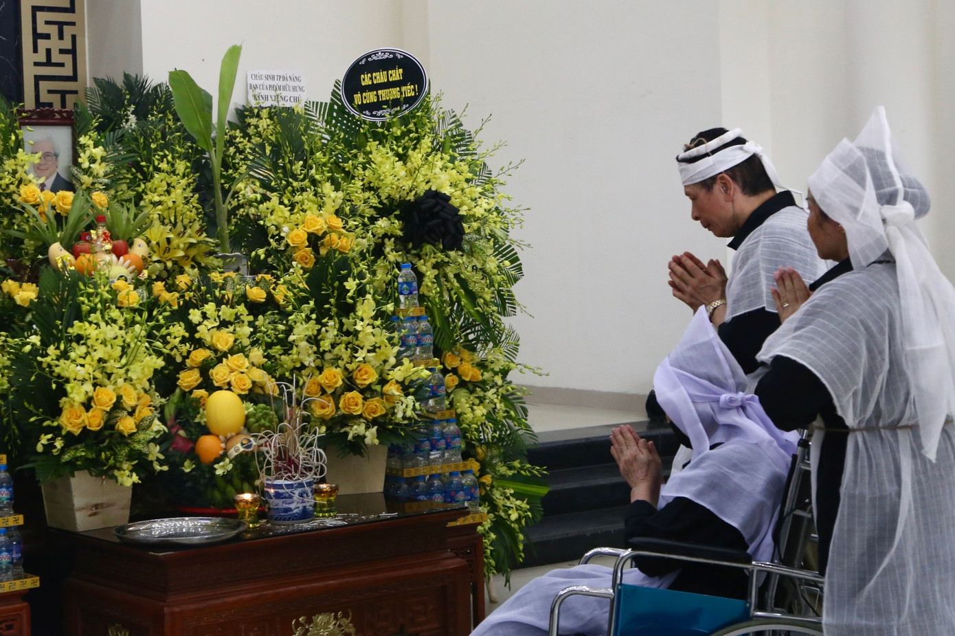 Người thân, đồng nghiệp có mặt tiễn đưa nghệ sĩ Hữu Độ. Người thân, đồng nghiệp có mặt tiễn đưa nghệ sĩ Hữu Độ.