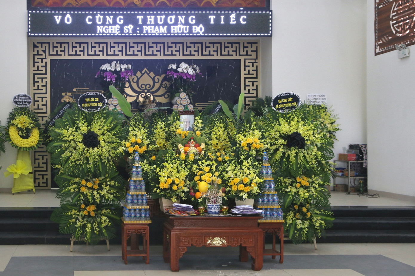 Lễ tang nghệ sĩ Hữu Độ diễn ra ngày 16/8 tại nhà tang lễ bệnh viện Hữu Nghị. Lễ tang nghệ sĩ Hữu Độ diễn ra ngày 16/8 tại nhà tang lễ bệnh viện Hữu Nghị.